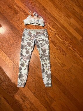 Vimmia Reversible Print Leggings & Presence Bra Set in Light Gray, Taupe, Blush